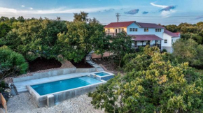 Sleeps 20 Private Pool Backyard Luxurious Home